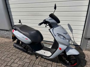 Peugeot Kisbee E4 Iced Grey tweedehands bromscooter